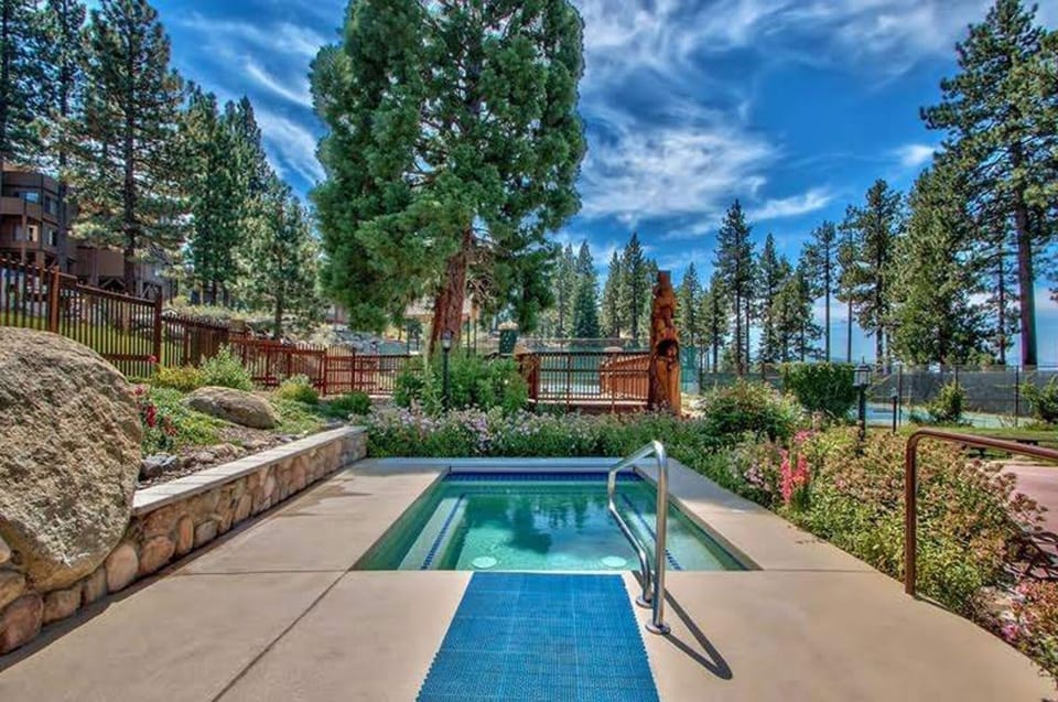 Club House jacuzzi