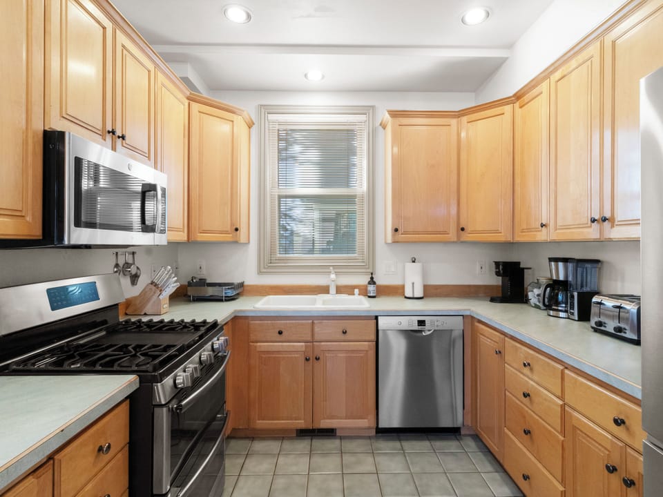 Fully equipped kithcen with all essential cooking essentials offered 
