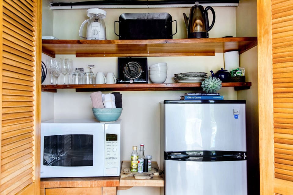 Microwave convection oven, full fridge, fully equipped kitchen