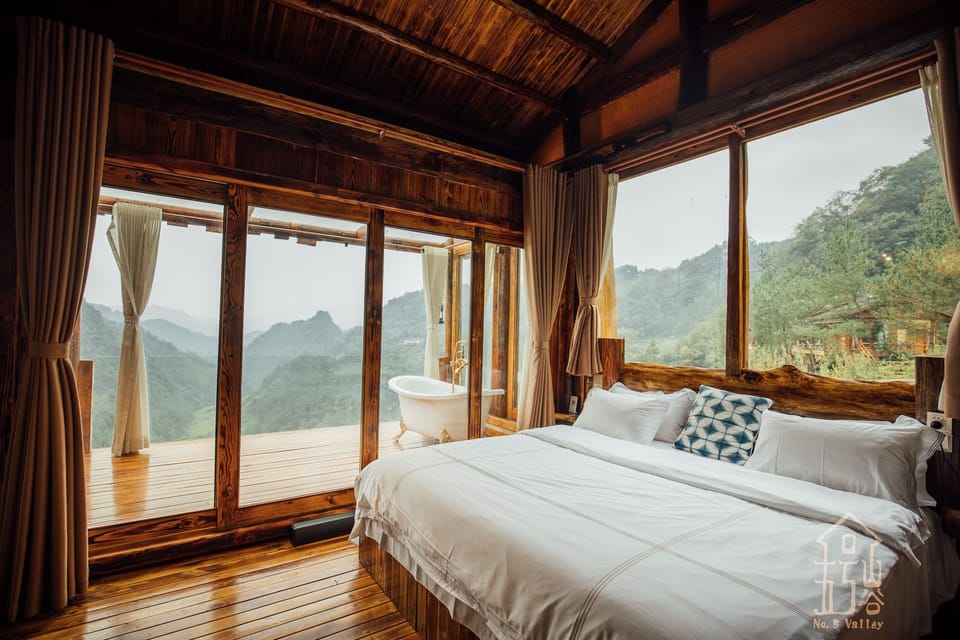 180℃ Villa Pool View  | Premium bedding, down comforters, desk, laptop workspace