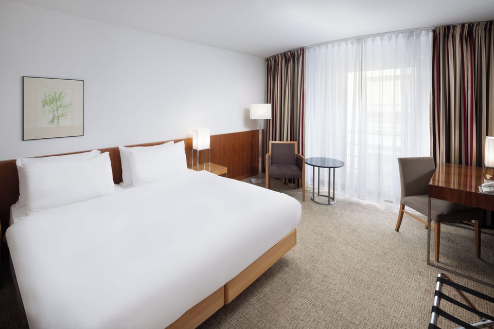 Cosy Urban | Hypo-allergenic bedding, in-room safe, blackout drapes, soundproofing