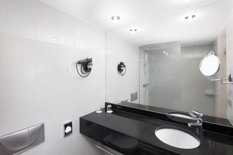 Shower, free toiletries, hair dryer, towels