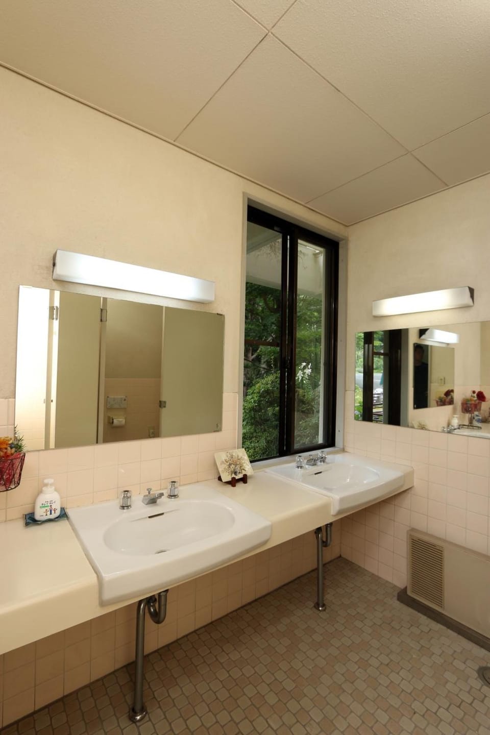 Free toiletries, slippers, bidet, towels