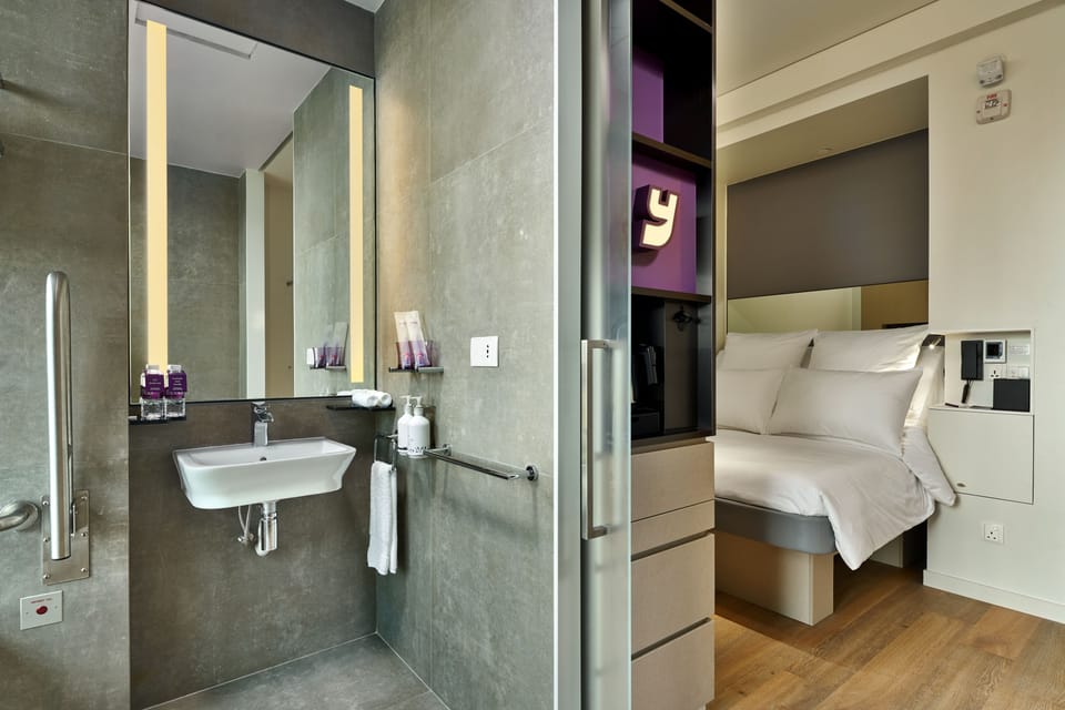 Premium Room, 1 Queen Bed, Accessible (Plus) | Premium bedding, in-room safe, blackout drapes, soundproofing