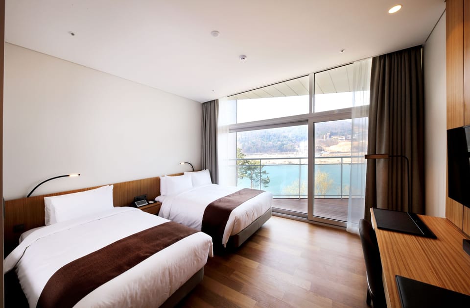 Deluxe Twin Room | Premium bedding, free minibar items, in-room safe, desk