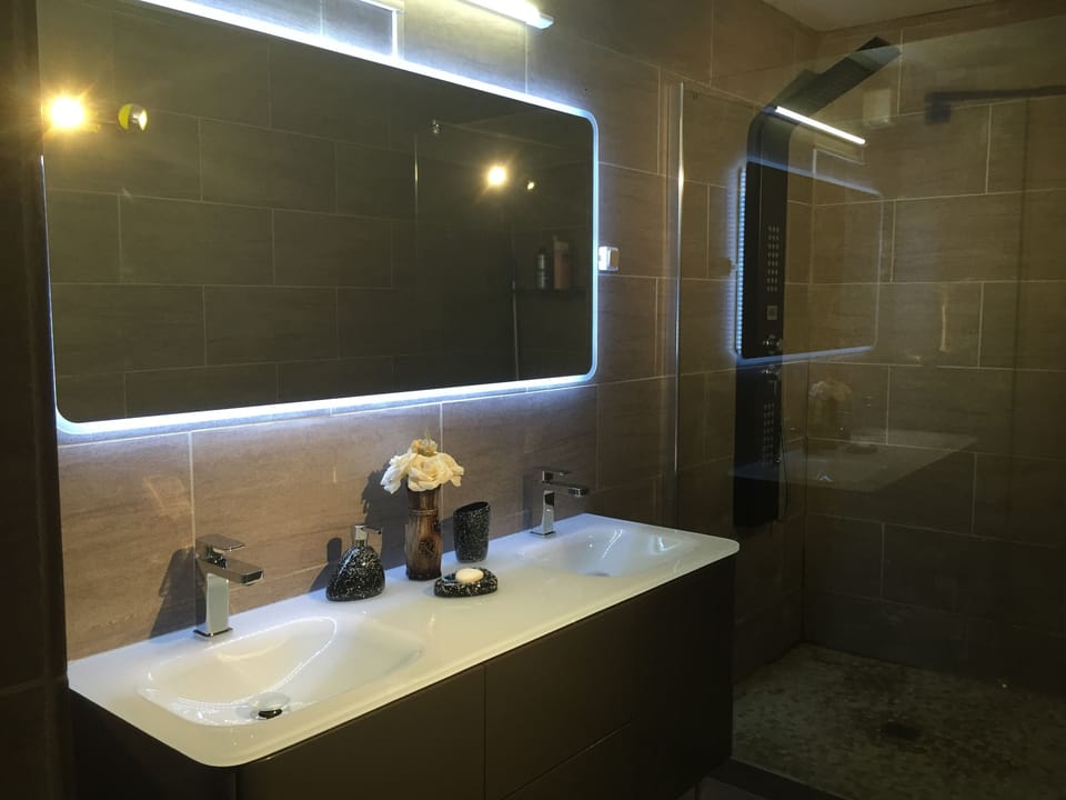 Double Room | Bathroom | Shower, free toiletries, hair dryer, towels