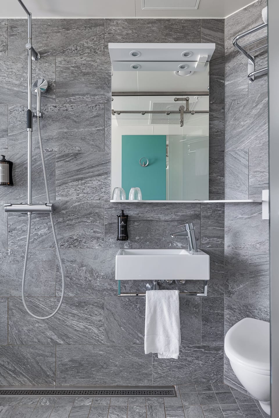 Shower, rainfall showerhead, free toiletries, hair dryer
