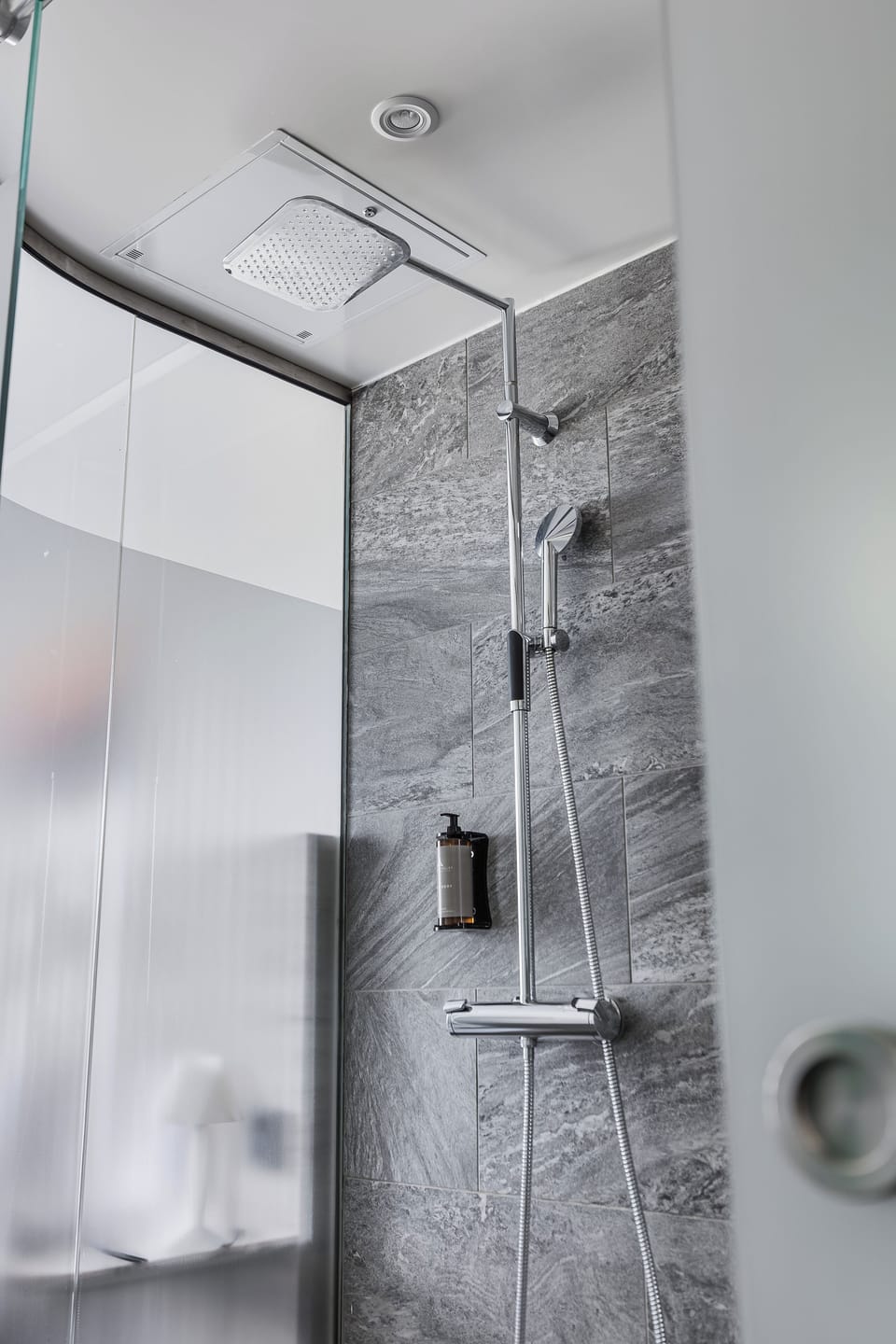 Shower, rainfall showerhead, free toiletries, hair dryer