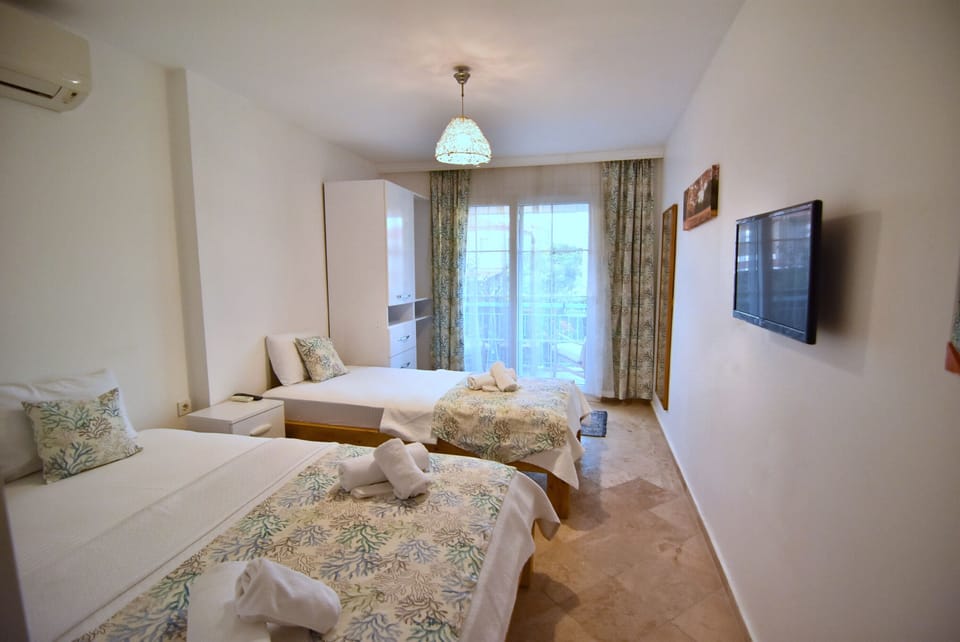 Comfort Triple Room | In-room safe, individually decorated, individually furnished, desk