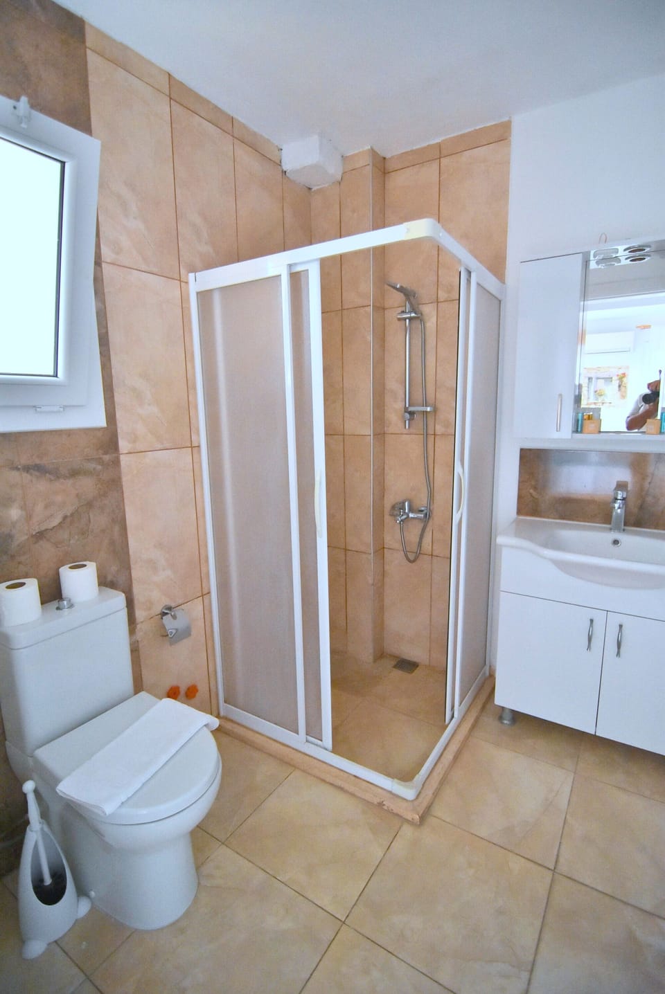 Standard Double Room Single Use | Bathroom | Shower, free toiletries, hair dryer, slippers