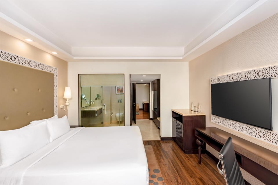 Deluxe Suite | Frette Italian sheets, premium bedding, memory foam beds, minibar
