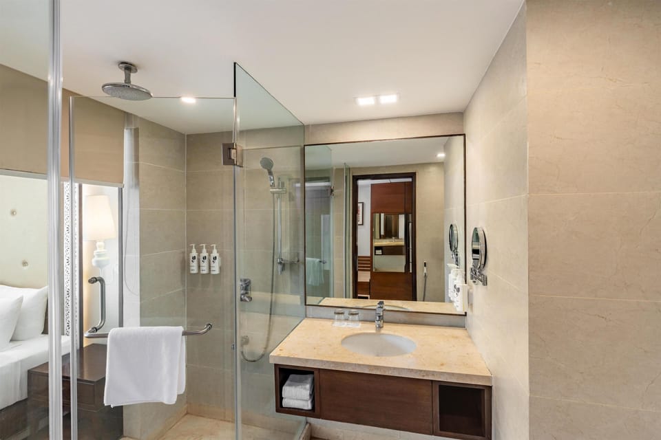 Deluxe Suite | Bathroom | Shower, rainfall showerhead, free toiletries, hair dryer