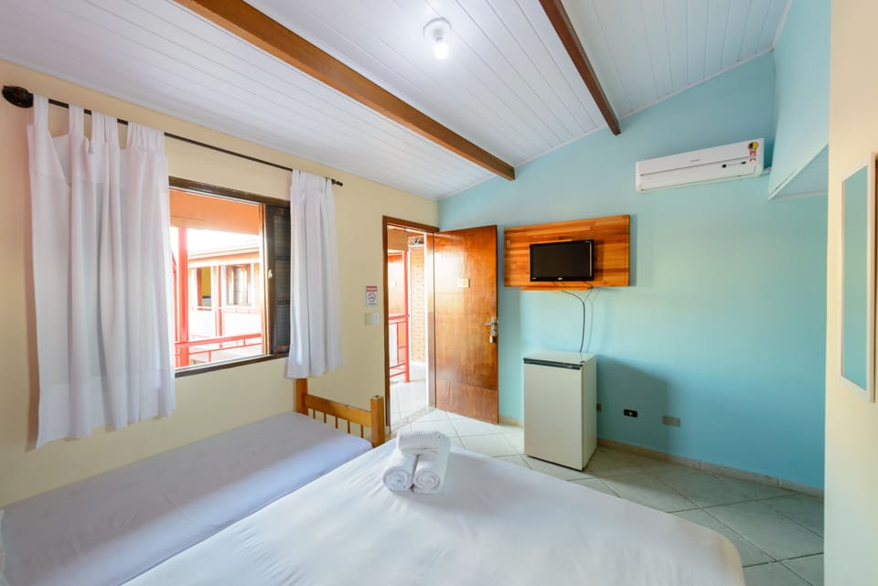 Quarto Triplo com Estacionamento | Minibar, bed sheets
