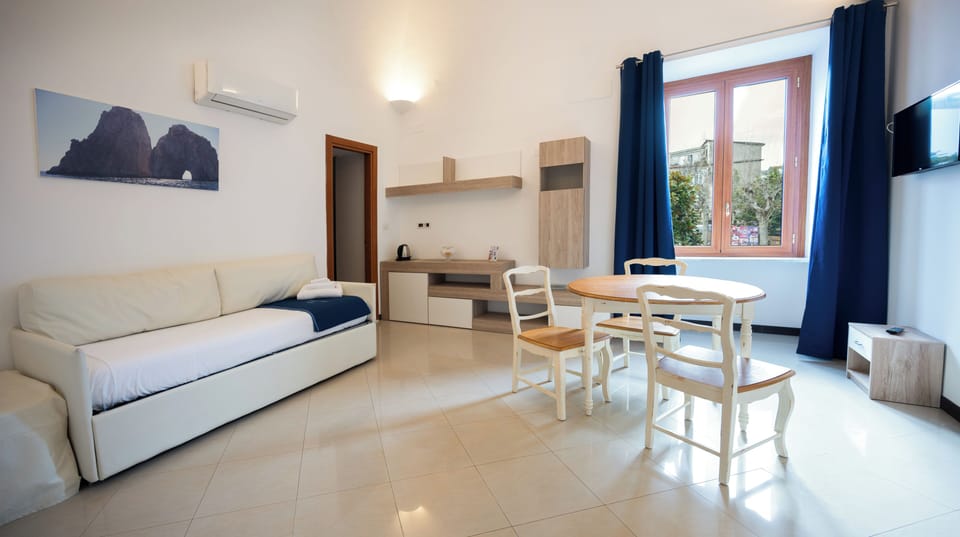 Camera quadrupla luxury | Minibar, desk, blackout drapes, free WiFi