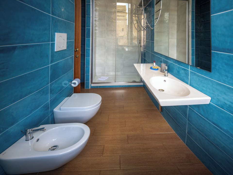 Double Room | Bathroom | Shower, free toiletries, hair dryer, bidet