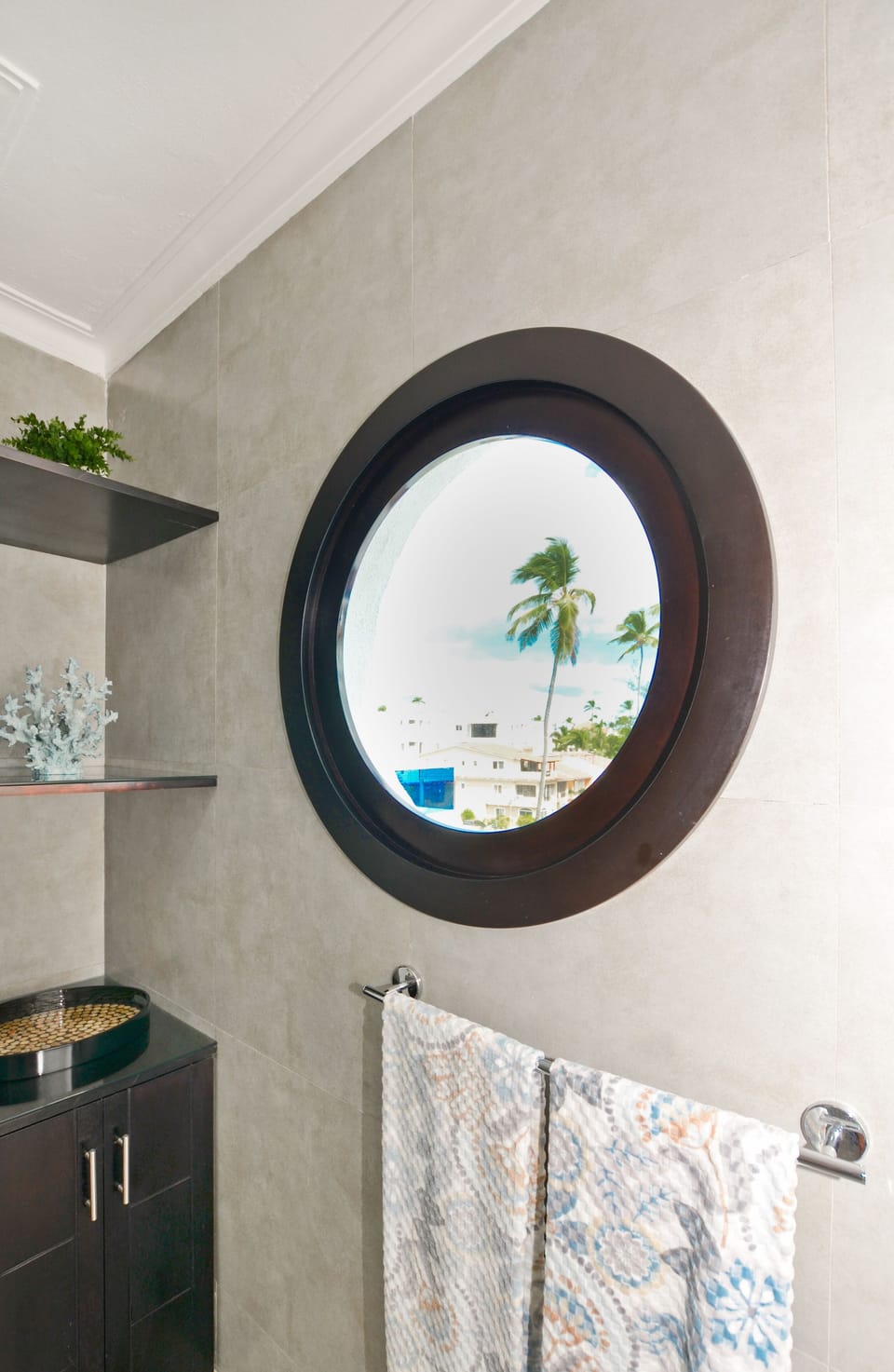 Penthouse Condo | Bathroom | Shower, free toiletries, hair dryer, towels