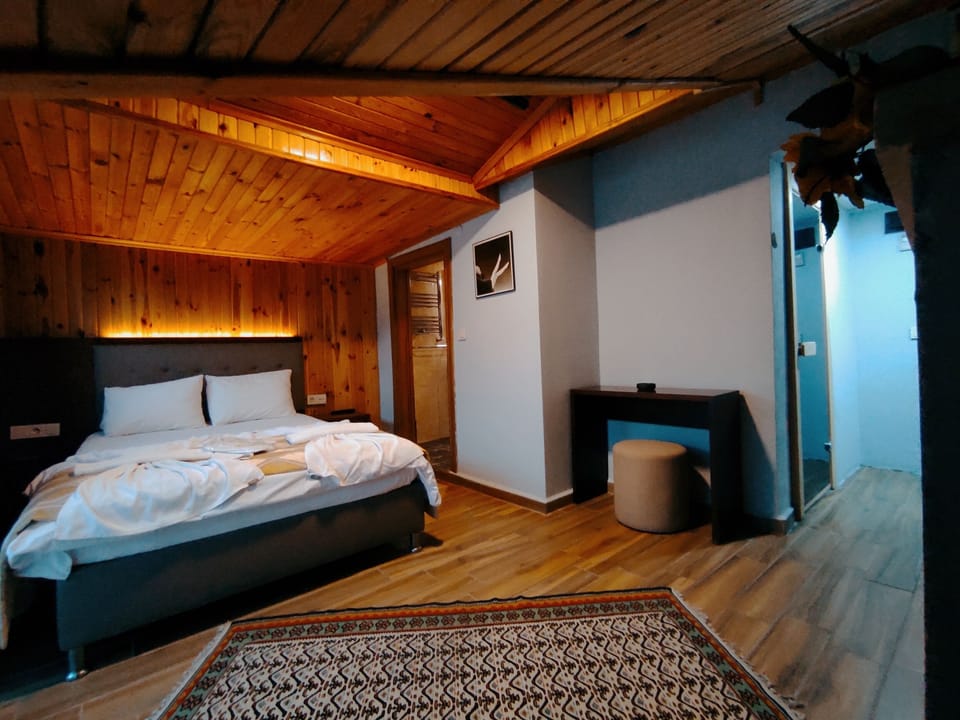 Design Room, 1 Double Bed | Premium bedding, minibar, in-room safe, laptop workspace
