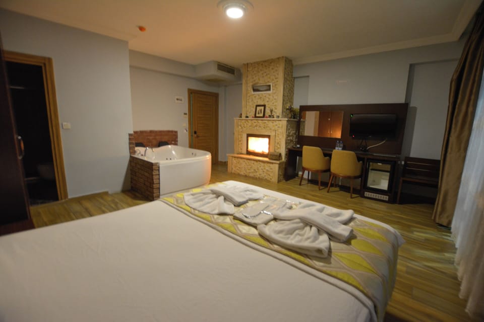 Deluxe Double Room, Jetted Tub | Premium bedding, minibar, in-room safe, laptop workspace