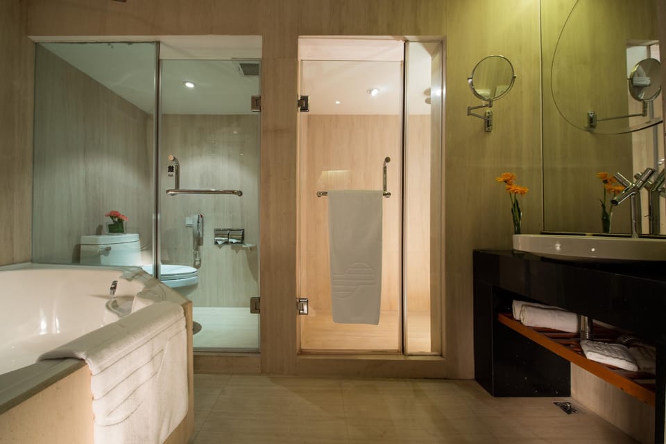Imperial Room | Bathroom | Combined shower/tub, designer toiletries, hair dryer, bathrobes