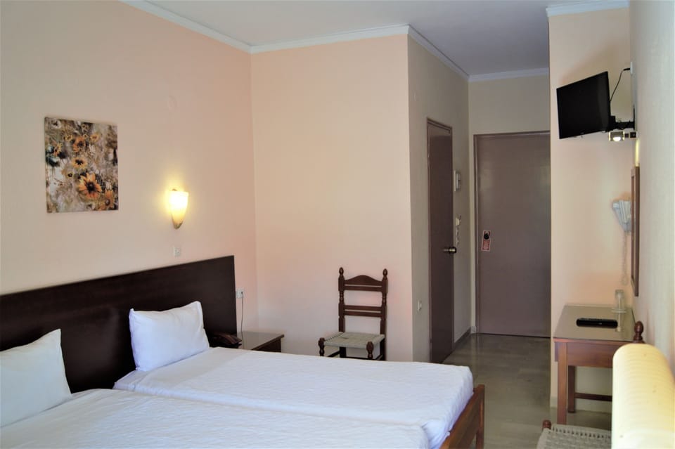 Double Room | Pillowtop beds, in-room safe, WiFi (free), bed sheets