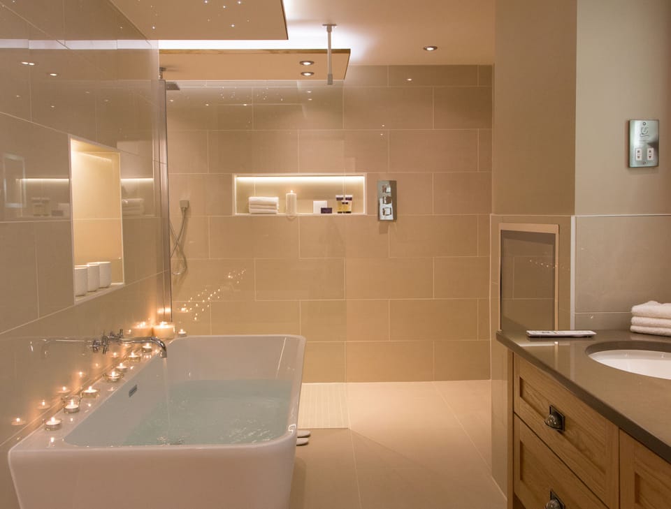Carden Luxury Suite | Bathroom | Free toiletries, hair dryer, towels