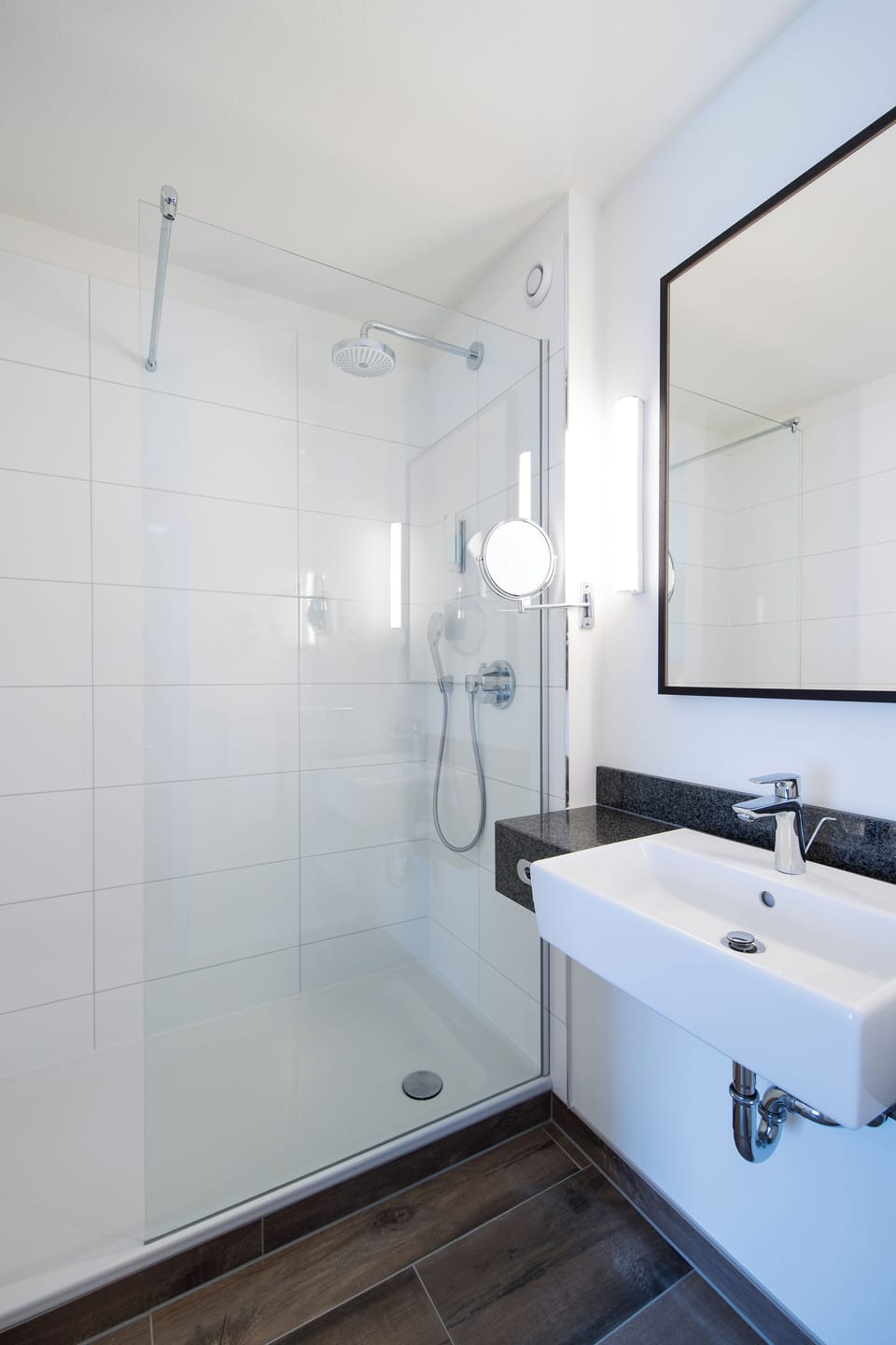 Combined shower/tub, free toiletries, hair dryer, towels