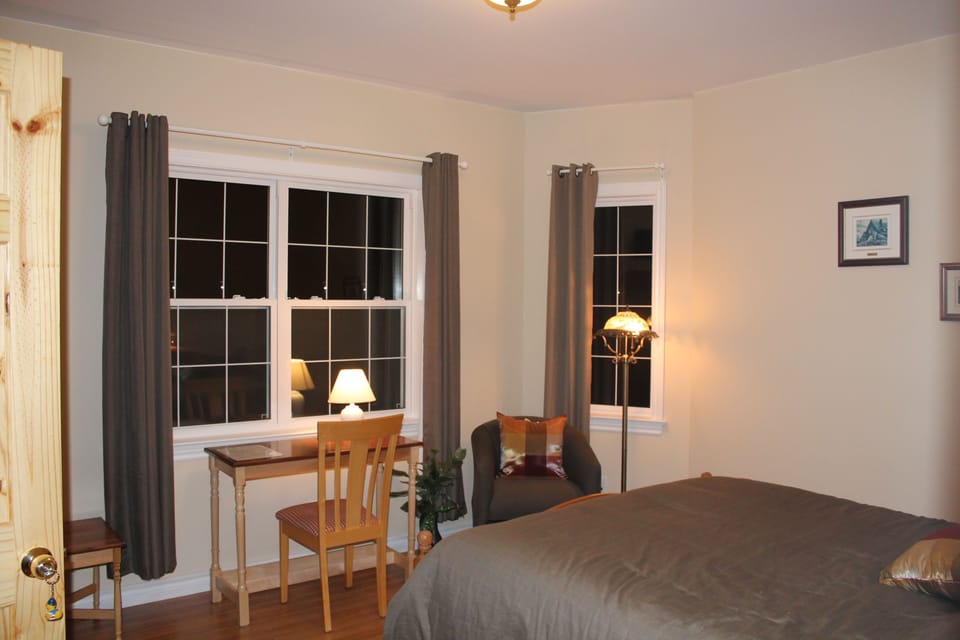 Standard Room, 1 Queen Bed, Ensuite, Partial Sea View | Desk, soundproofing, iron/ironing board, WiFi (free)