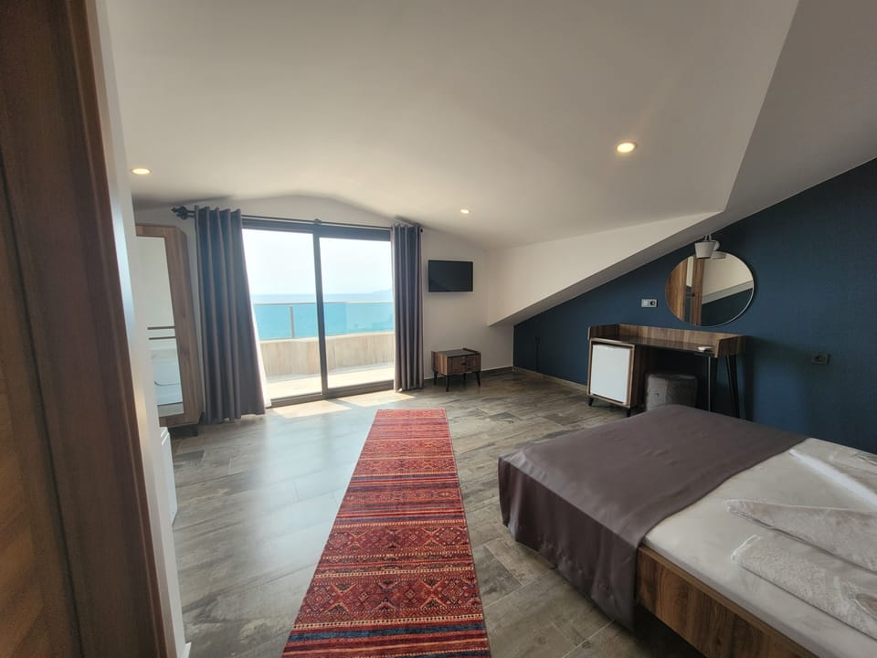 Deluxe Double Room, Jetted Tub, Sea View | Premium bedding, minibar, WiFi (free), bed sheets