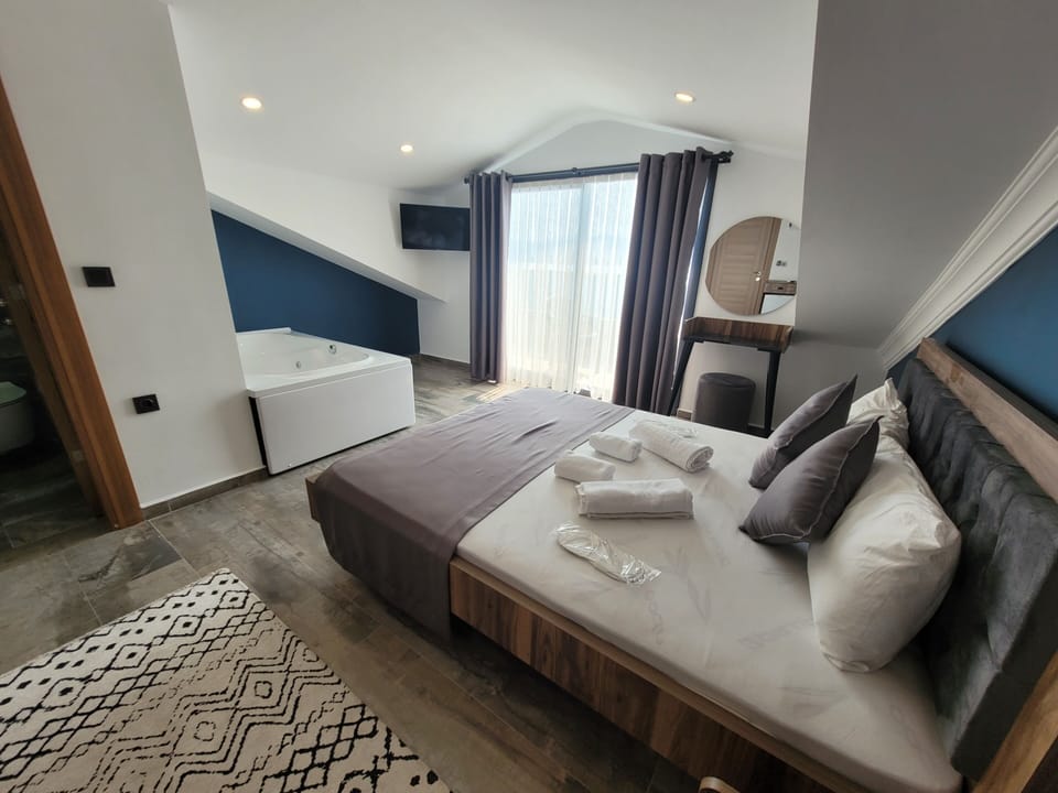 Deluxe Double Room, Jetted Tub, Sea View | Premium bedding, minibar, WiFi (free), bed sheets