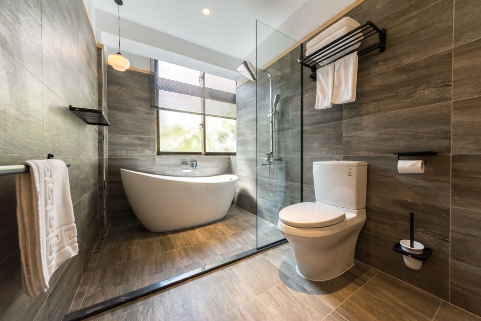 Double Room | Bathroom | Free toiletries, hair dryer, slippers, towels