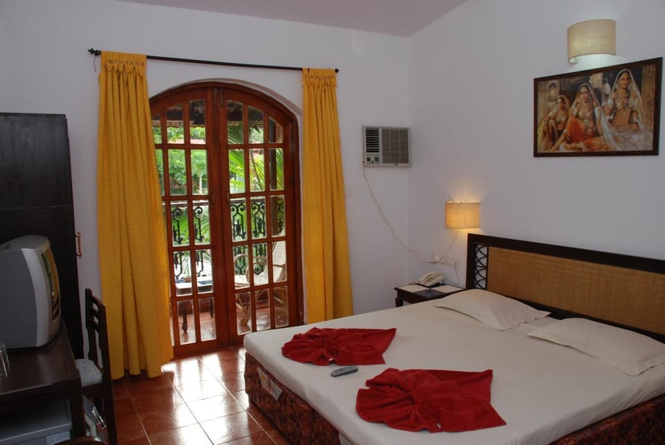Desk, rollaway beds, bed sheets