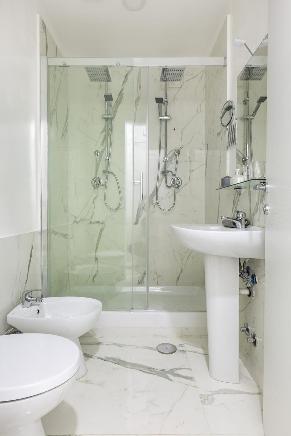 Shower, free toiletries, hair dryer, bidet