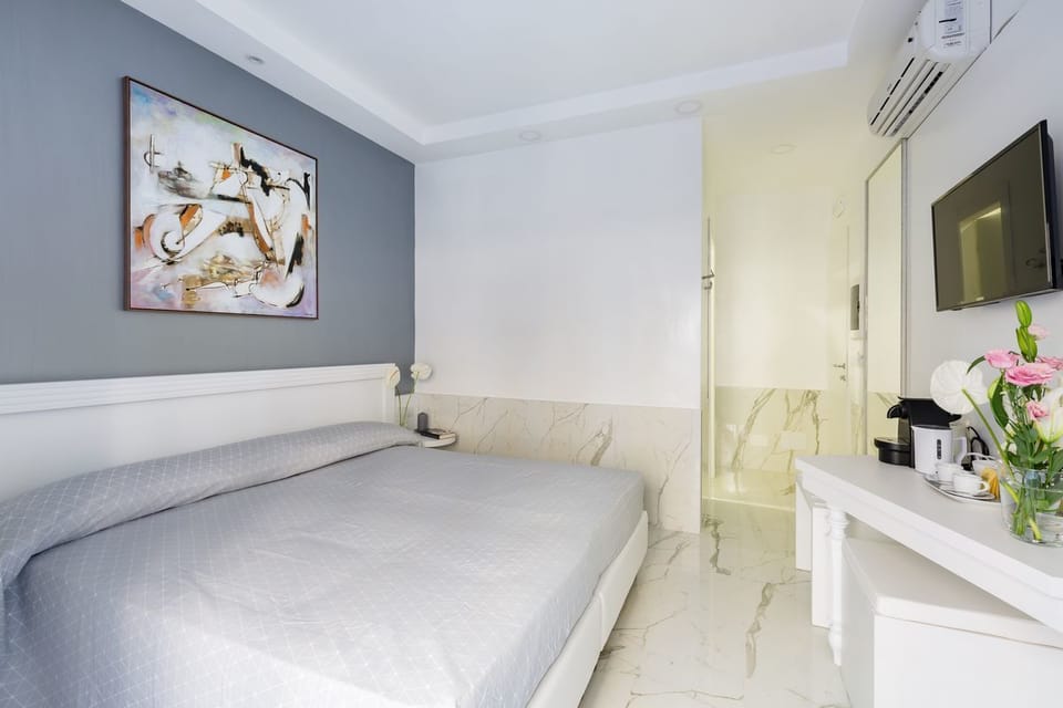 Desk, soundproofing, free WiFi, bed sheets