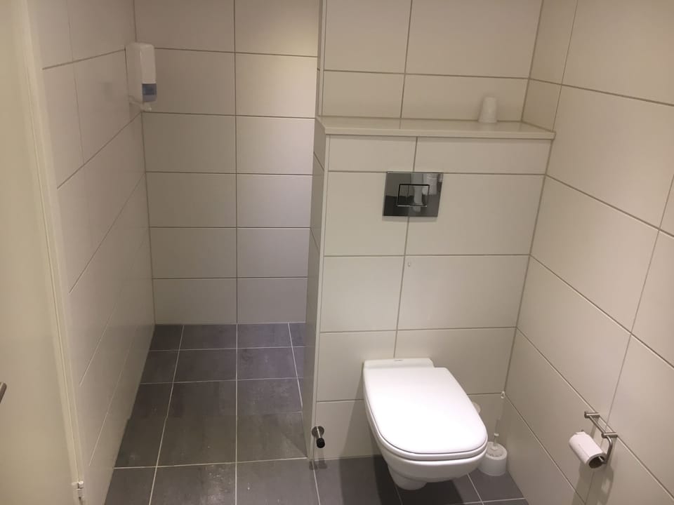 Single Room | Bathroom | Shower, towels, soap, shampoo