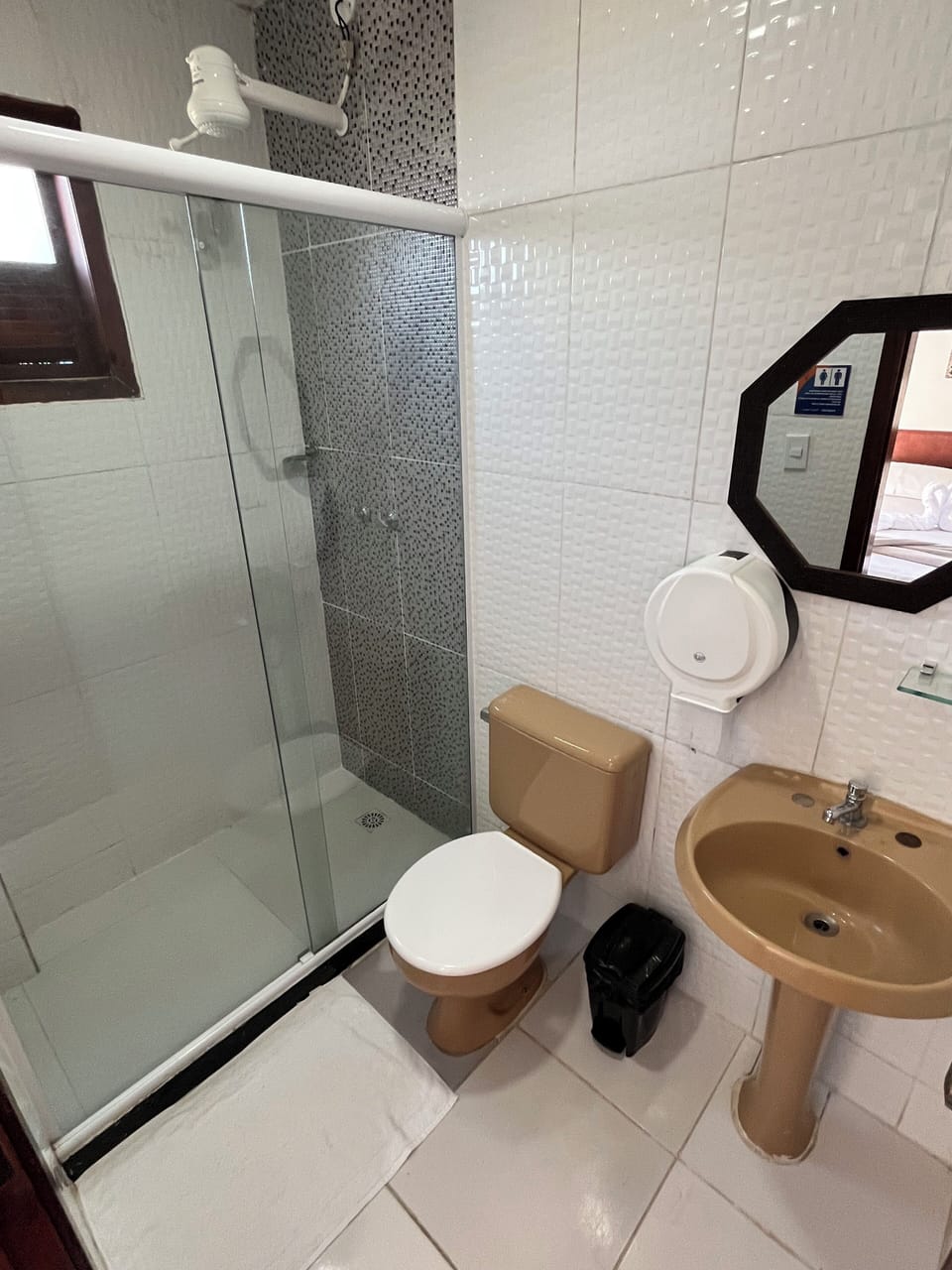 Shower, rainfall showerhead, free toiletries, towels