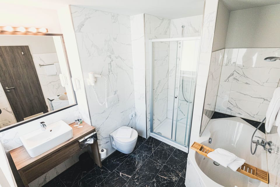 Mini Suite | Bathroom | Free toiletries, hair dryer, slippers, towels