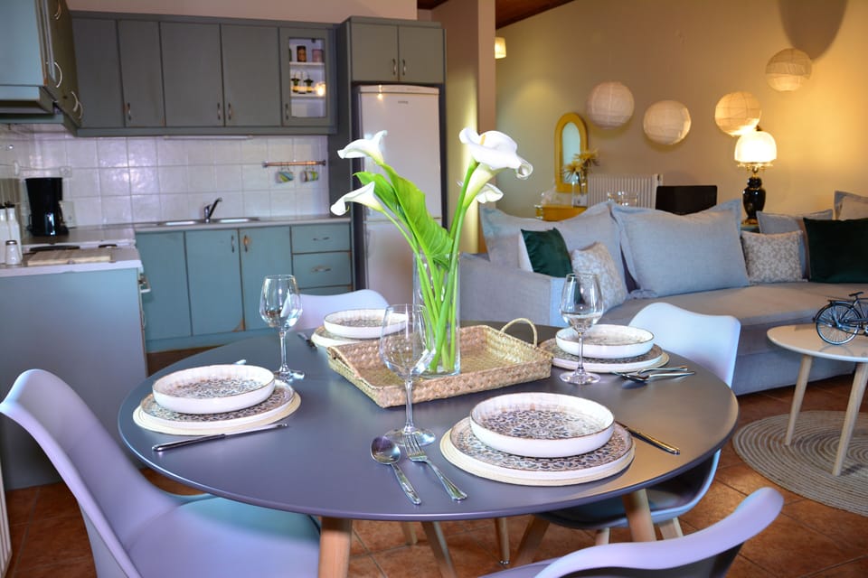 Superior Apartment | Private kitchen | Fridge, microwave, oven, stovetop