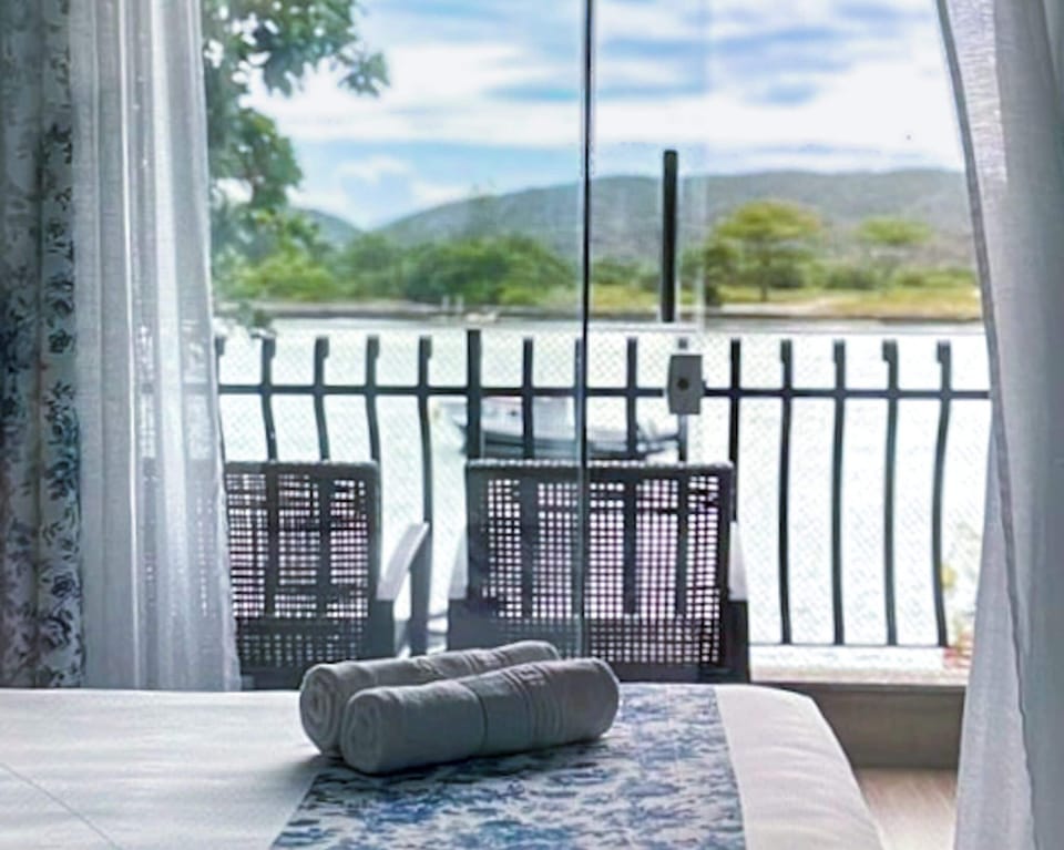 Executive Suite, Lake View | Desk, blackout drapes, iron/ironing board (on request), WiFi (free)