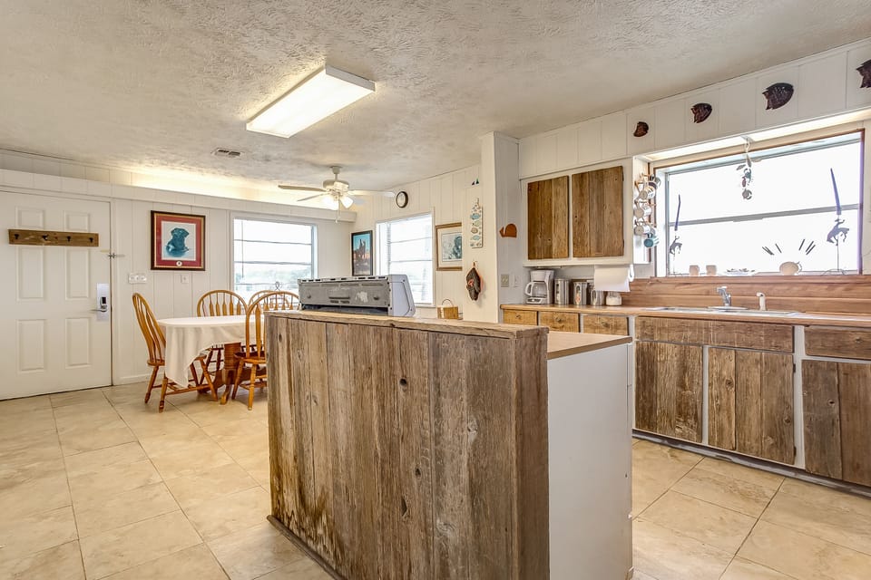 Kitchen - A great open floor plus the island helps to give extra counter space.