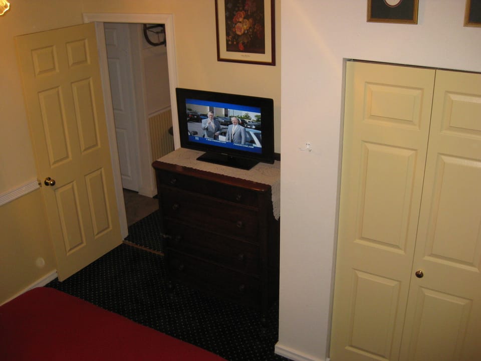 32 inch flat screen TV in 2nd bedroom