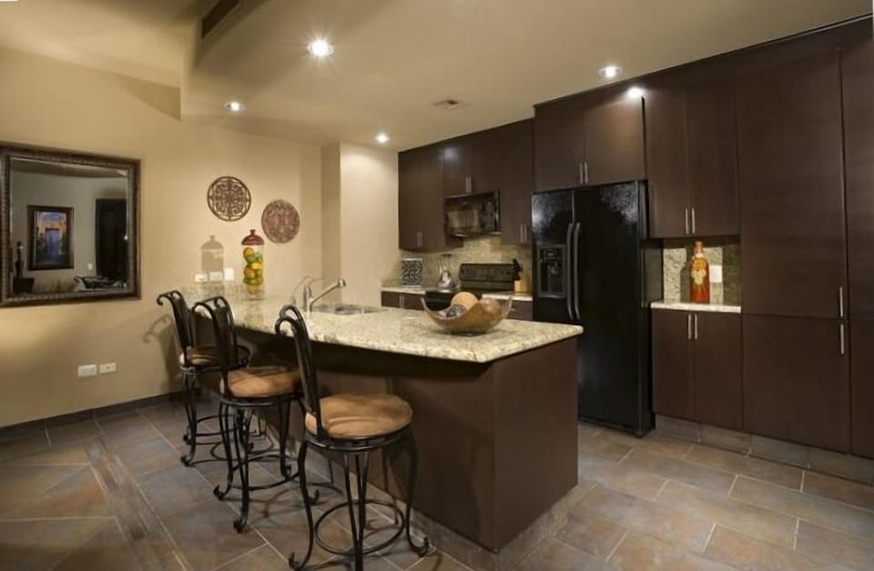 Large high-end kitchen with "everything" you need.