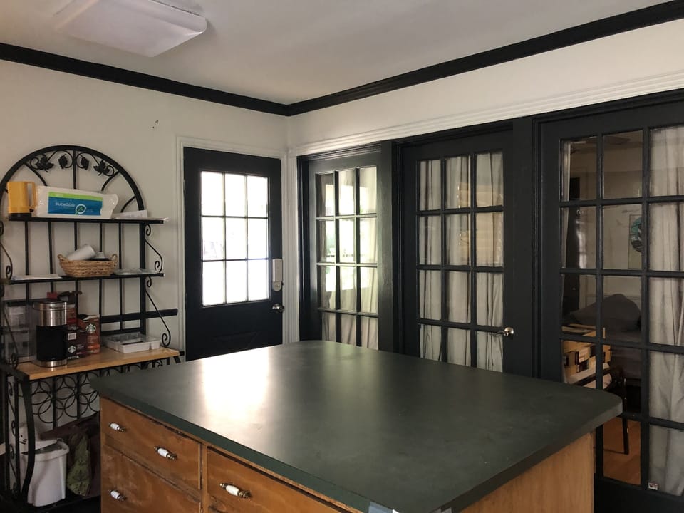 Kitchen w/Island 2 Bar Stools