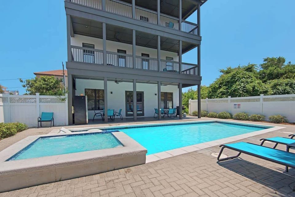 Welcome to 77 Sunset! Large Private pool, Large Entertainment Area Perfect For Special Events