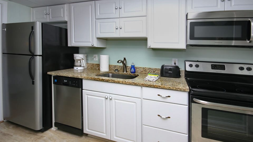 Newly Remodeled kitchen w/granite counter tops, new refrigerator & diswasher!