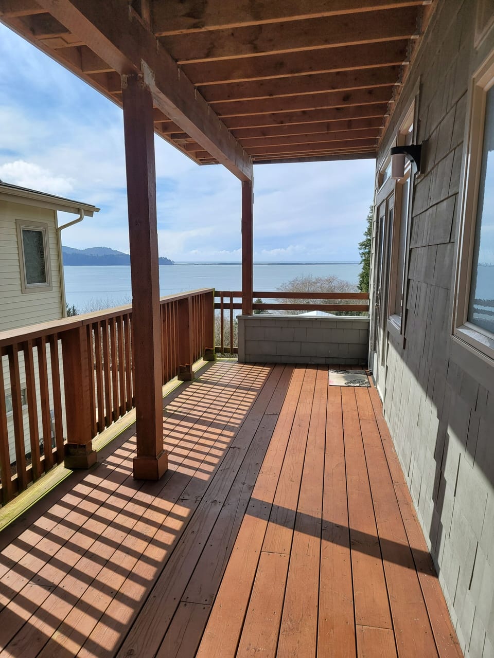lower covered deck with great views 