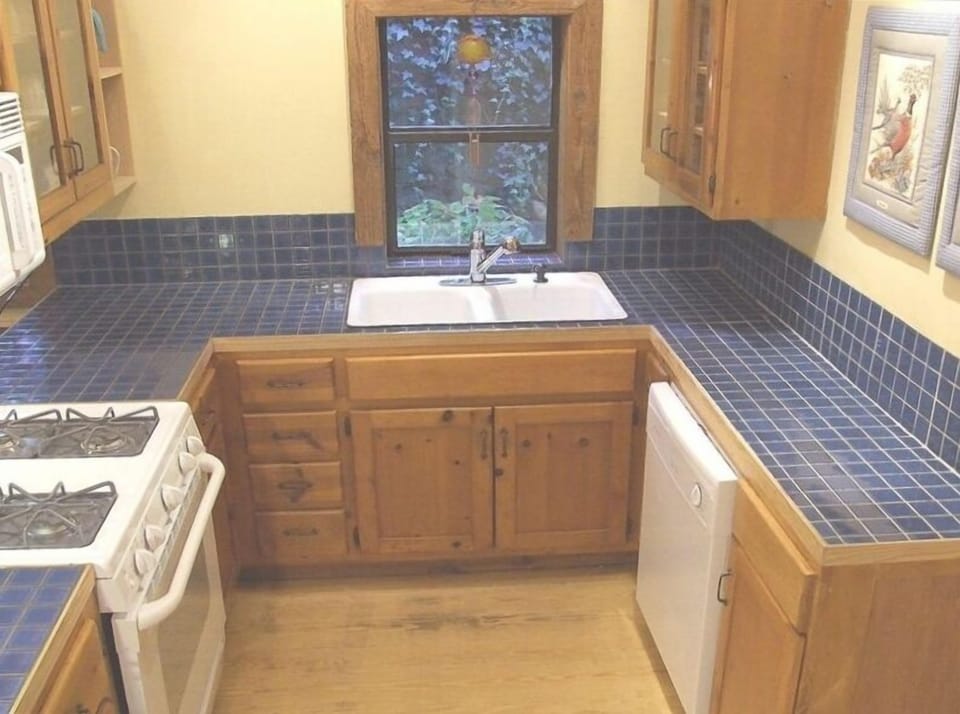 FULLY EQUIPPED KITCHEN - gas range microwave gas grilll toaster blender coffee