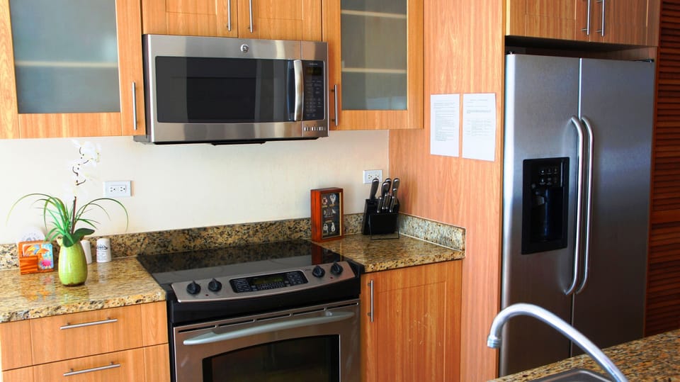 Kitchen, Dishwasher, microwaive, fridge w/ filtered water and ice dispensed
