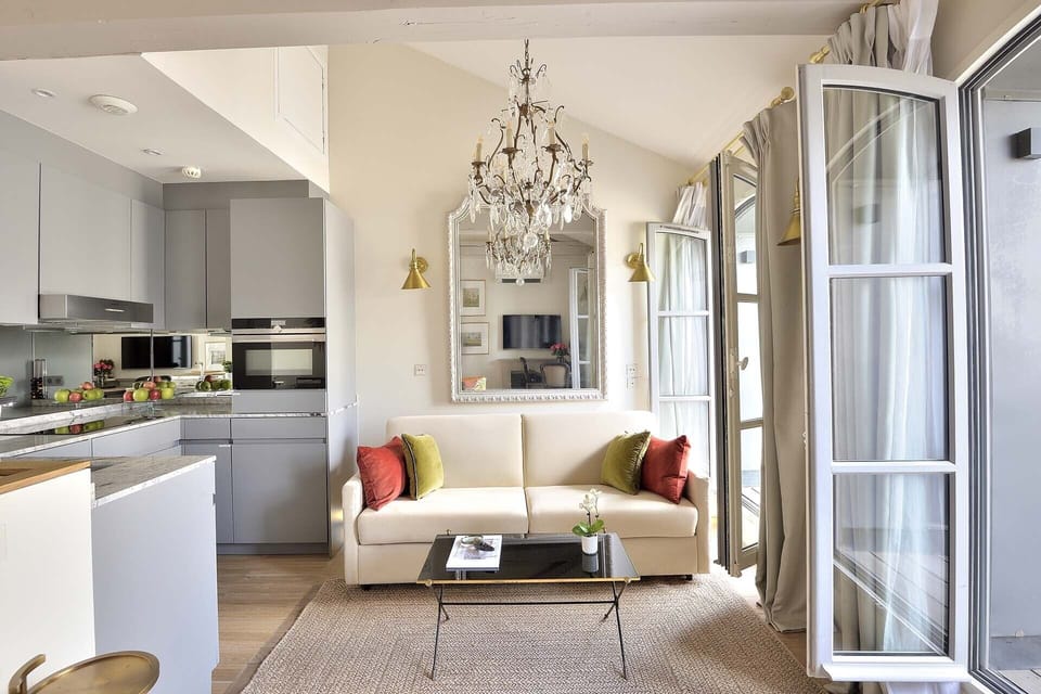 The beautiful crystal chandelier adds a touch of glamour.