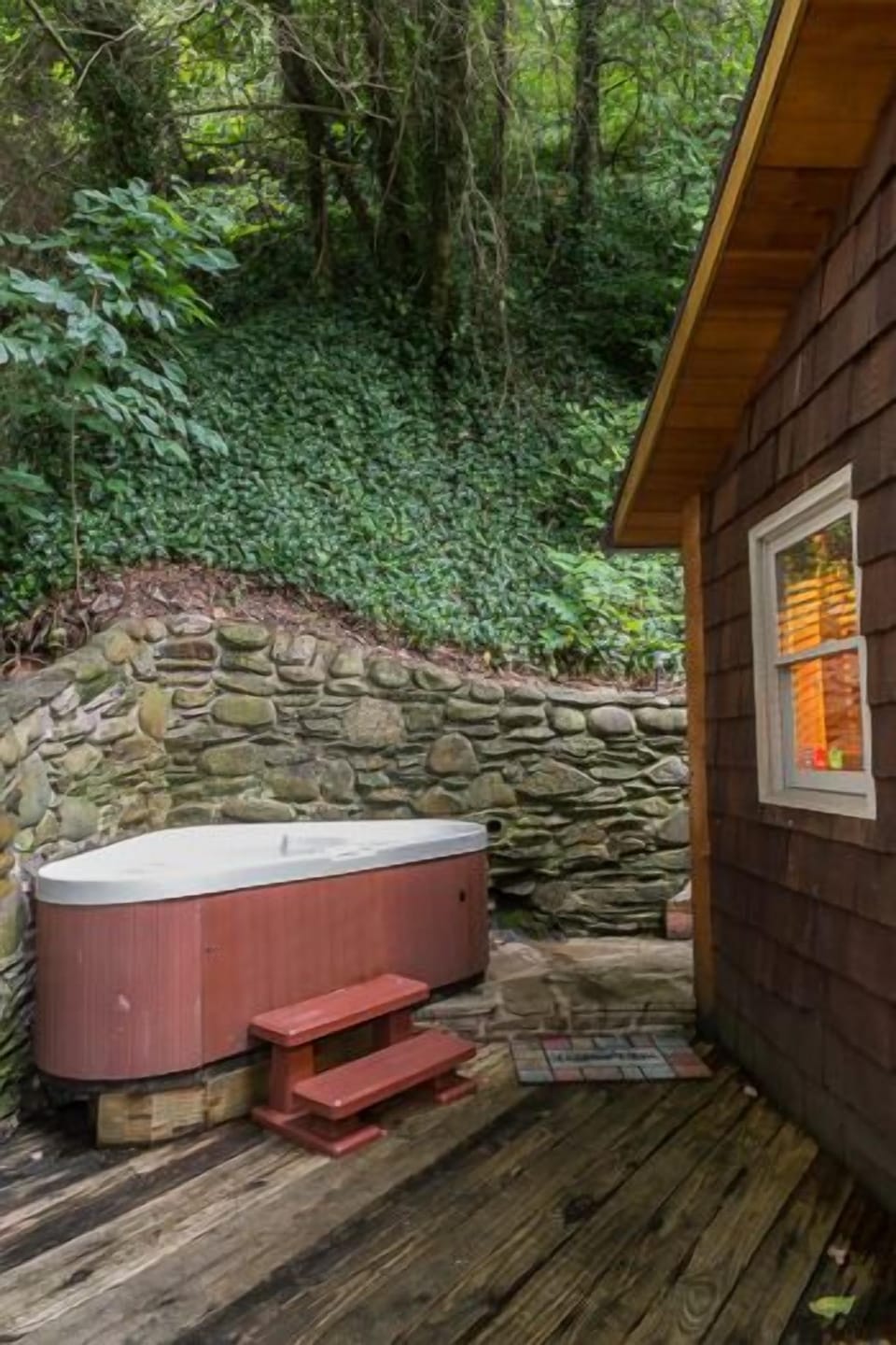 Outdoor spa tub