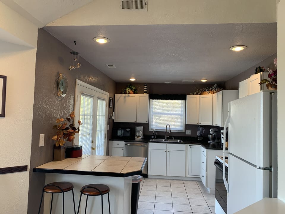 Kitchen, 2 Microwave, Dishwasher Stove